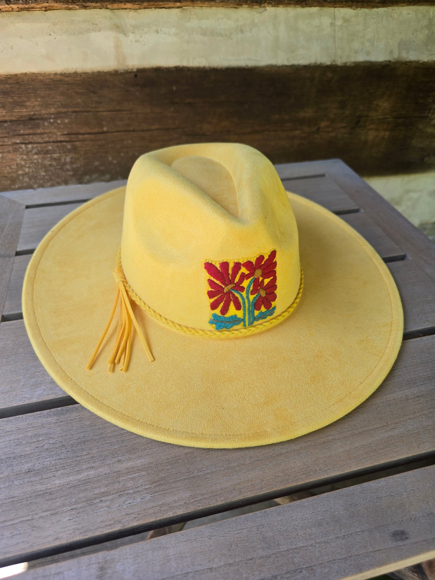 Bright western suede wide-brim hat